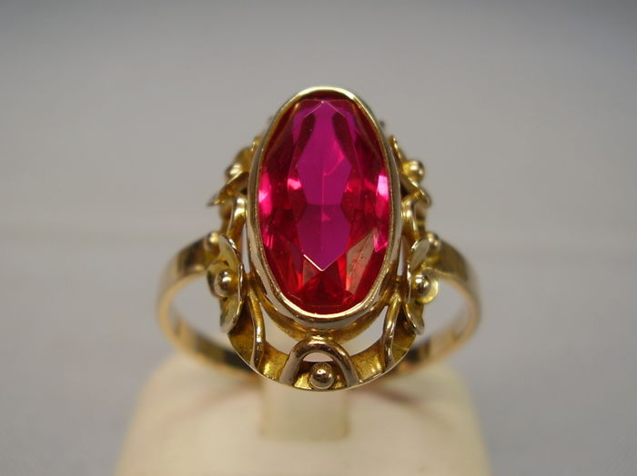 Ruby gold ring to increase the solar power in one's life (for fame and leadership).