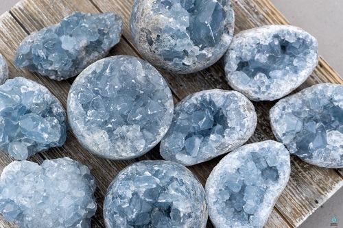 Celestite to balance your fifth chakra - the throat chakra meaning article